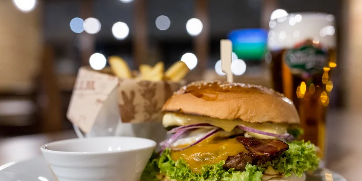 Burger pripravovaný na drevenom uhlí s hranolčekmi a nápojom