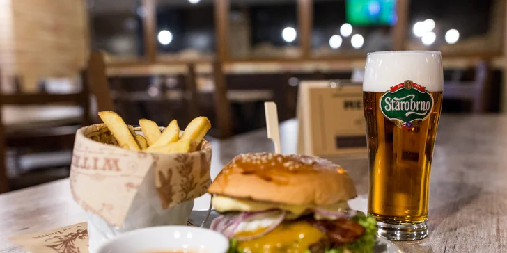Burger pripravovaný na drevenom uhlí s hranolčekmi a nápojom