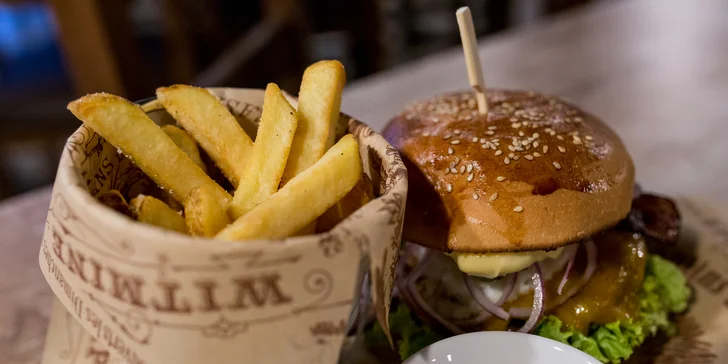 Burger pripravovaný na drevenom uhlí s hranolčekmi a nápojom