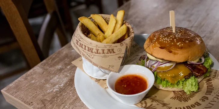 Burger pripravovaný na drevenom uhlí s hranolčekmi a nápojom