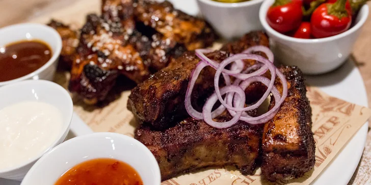 1 kg originálnych BBQ krídeliek a rebierok s chlebom a oblohou