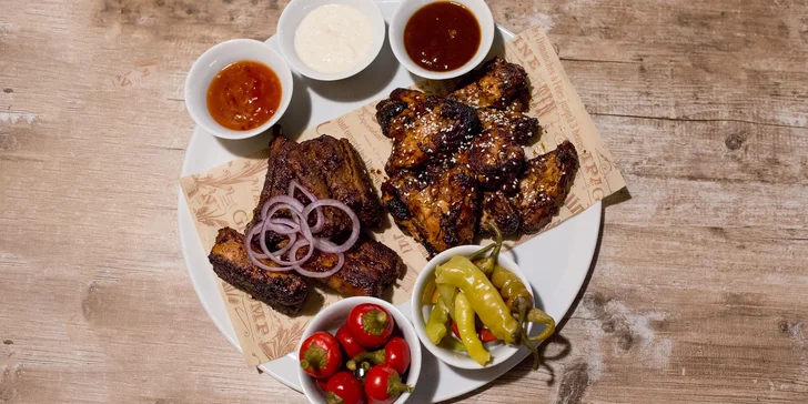1 kg originálnych BBQ krídeliek a rebierok s chlebom a oblohou
