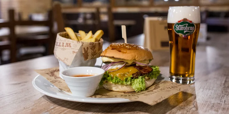 Burger pripravovaný na drevenom uhlí s hranolčekmi a nápojom