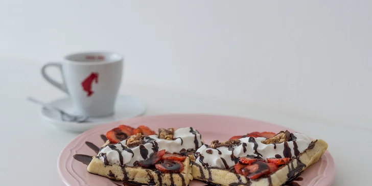 Waffle a palacinky s Kinder, Oreo, Snickers či inými náplňami a nápojom