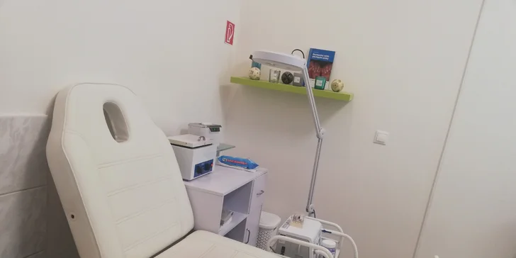 Kombinovaná pedikúra Footlogix a upravené nechty sa gél lakom