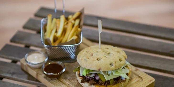 Bajovita burger s trhaným mäsom v talianskej žemli + hranolčeky a omáčka