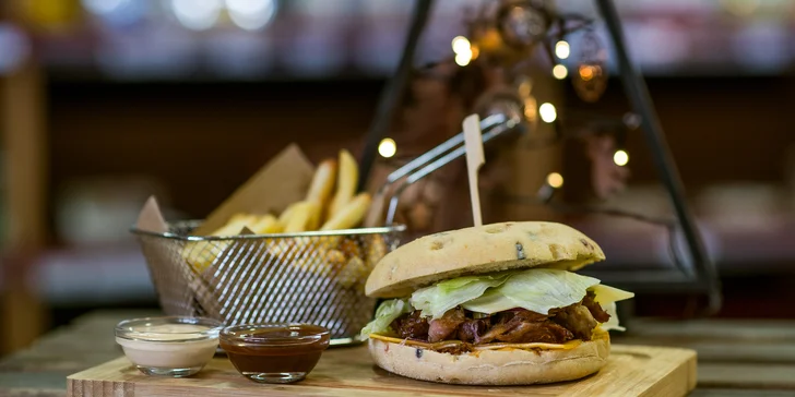 Bajovita burger s trhaným mäsom v talianskej žemli + hranolčeky a omáčka
