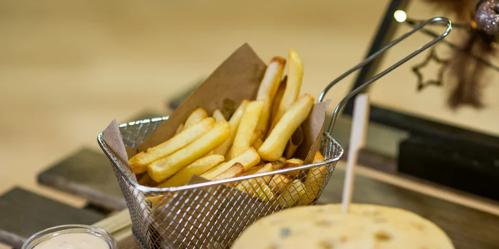 Bajovita burger s trhaným mäsom v talianskej žemli + hranolčeky a omáčka