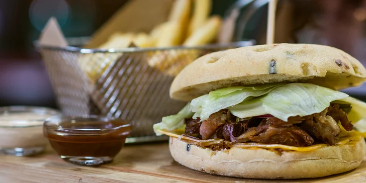 Bajovita burger s trhaným mäsom v talianskej žemli + hranolčeky a omáčka