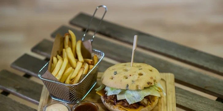 Bajovita burger s trhaným mäsom v talianskej žemli + hranolčeky a omáčka