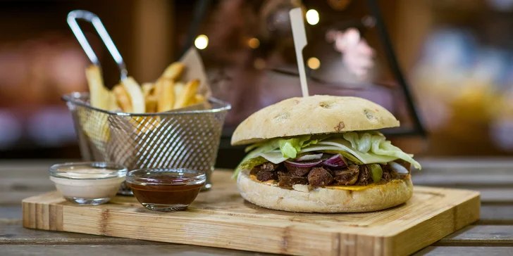 Bajovita burger s trhaným mäsom v talianskej žemli + hranolčeky a omáčka