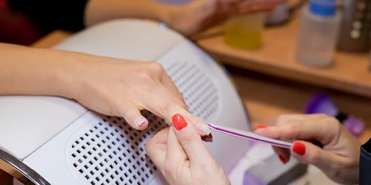 Manikúra, pedikúra či nové nechty alebo darčekové poukážky