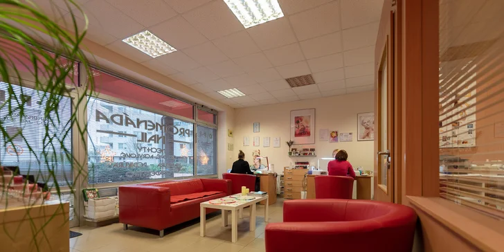 Manikúra, pedikúra či nové nechty alebo darčekové poukážky