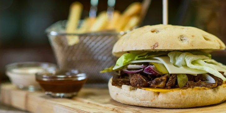Bajovita burger s trhaným mäsom v talianskej žemli + hranolčeky a omáčka