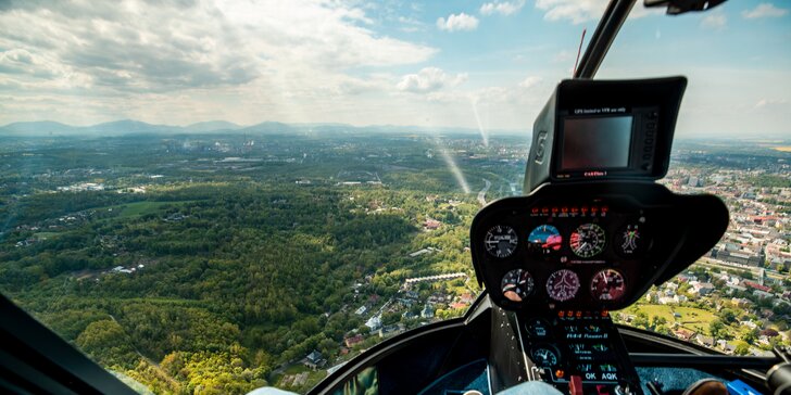 Darujte nebeský zážitok: vyhliadkový let vrtuľníkom Robinson R44