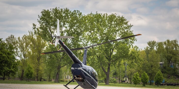 Darujte nebeský zážitok: vyhliadkový let vrtuľníkom Robinson R44
