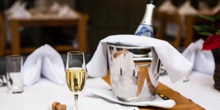 5-chodové degustačné menu s prémiovými vínami alebo otvorený voucher v reštaurácii ELESKO