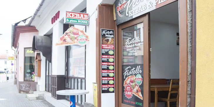 Nefalšovaný domáci hamburger s hranolčekmi a dresingom