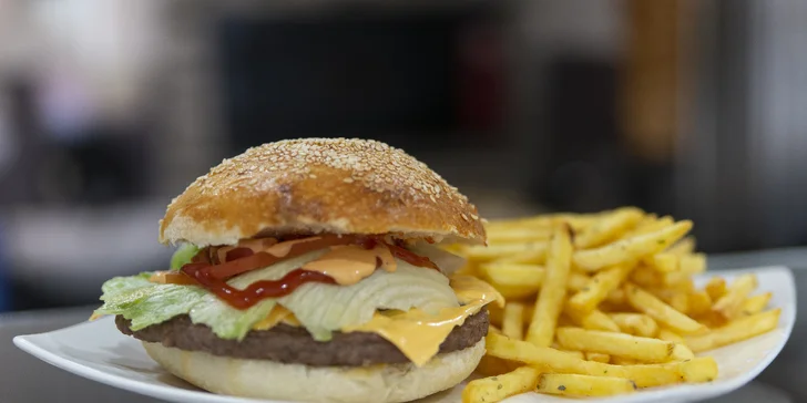Nefalšovaný domáci hamburger s hranolčekmi a dresingom
