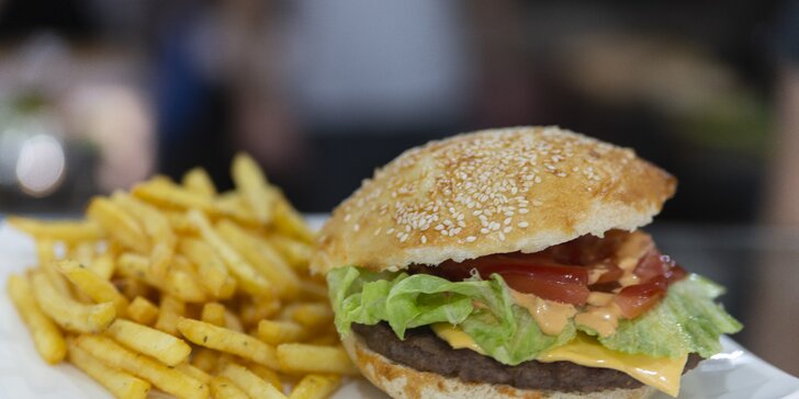 Nefalšovaný domáci hamburger s hranolčekmi a dresingom