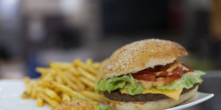 Nefalšovaný domáci hamburger s hranolčekmi a dresingom
