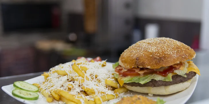 Nefalšovaný domáci hamburger s hranolčekmi a dresingom