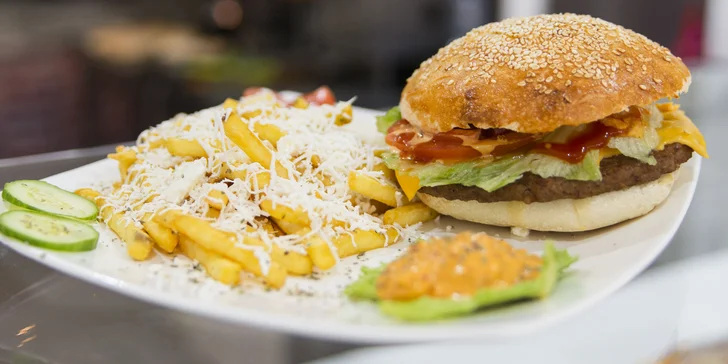 Nefalšovaný domáci hamburger s hranolčekmi a dresingom