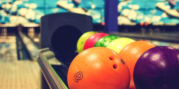 Hodina zábavy na bowlingu pre celú rodinu i partiu