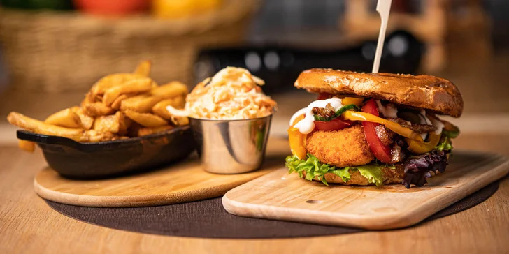 Nadupané kombo: hot-dog či burger s belgickými hranolčekmi + coleslaw