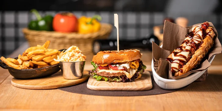Nadupané kombo: hot-dog či burger s belgickými hranolčekmi + coleslaw