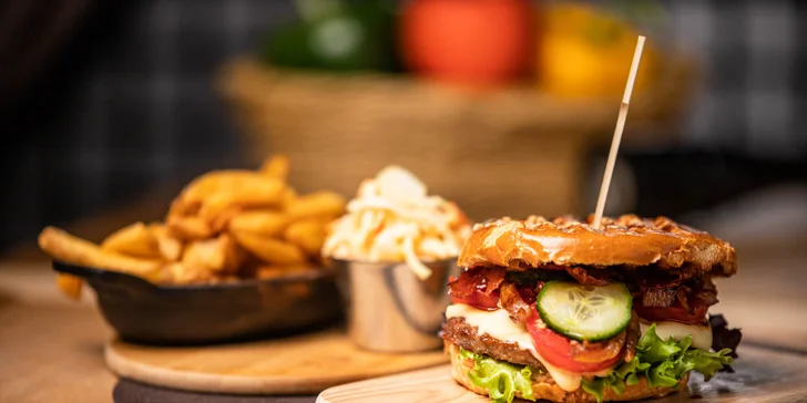 Nadupané kombo: hot-dog či burger s belgickými hranolčekmi + coleslaw