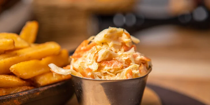 Nadupané kombo: hot-dog či burger s belgickými hranolčekmi + coleslaw
