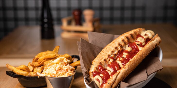 Nadupané kombo: hot-dog či burger s belgickými hranolčekmi + coleslaw