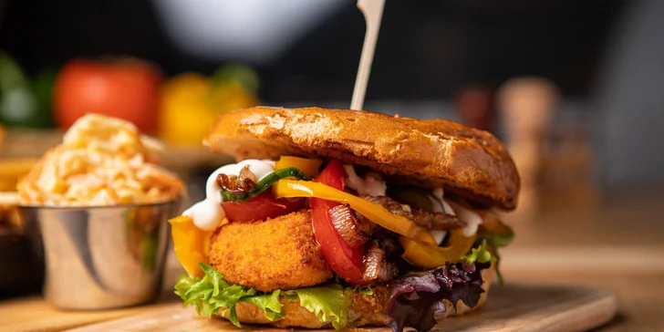 Nadupané kombo: hot-dog či burger s belgickými hranolčekmi + coleslaw
