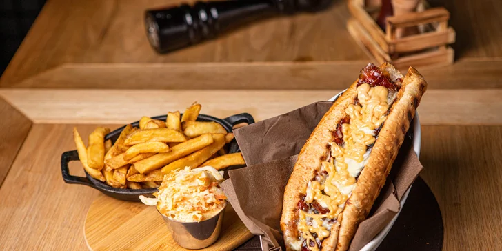 Nadupané kombo: hot-dog či burger s belgickými hranolčekmi + coleslaw