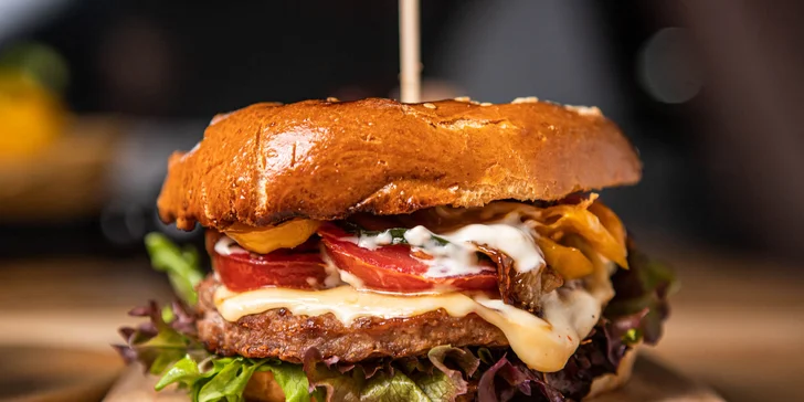 Nadupané kombo: hot-dog či burger s belgickými hranolčekmi + coleslaw