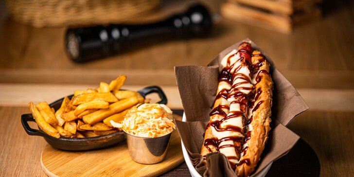 Nadupané kombo: hot-dog či burger s belgickými hranolčekmi + coleslaw