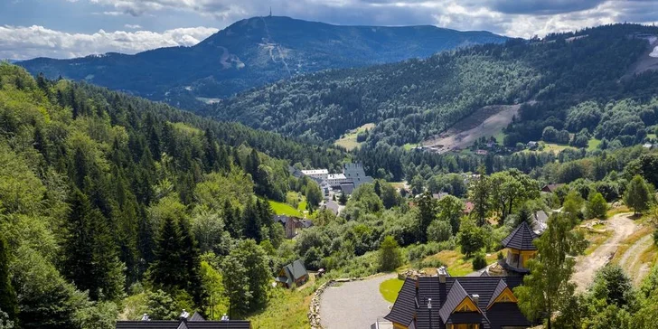 5* rezort v poľských Beskydách: pobyt až pre 4 osoby s raňajkami, wellness a bazénom