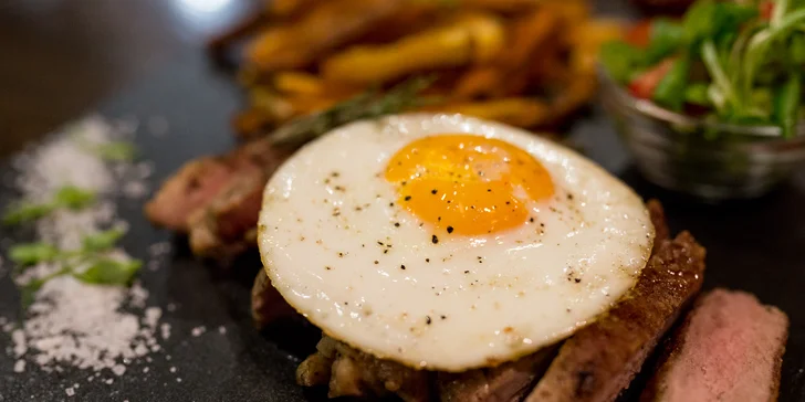 Texas steak s volským okom, BBQ omáčkou a domácimi hranolčekmi