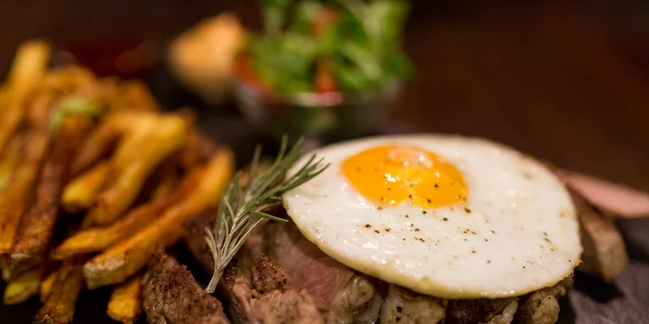 Texas steak s volským okom, BBQ omáčkou a domácimi hranolčekmi