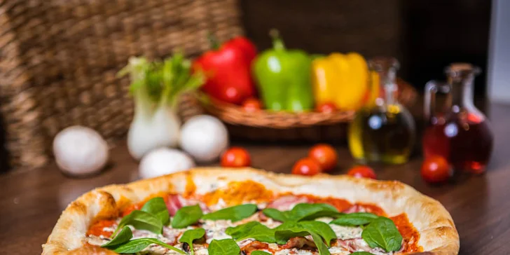 Pizza podľa vlastného výberu s nápojom - aj rozvoz!