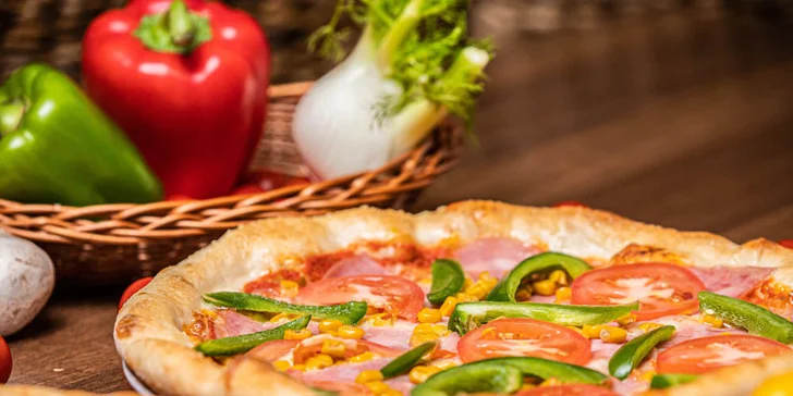 Pizza podľa vlastného výberu s nápojom - aj rozvoz!