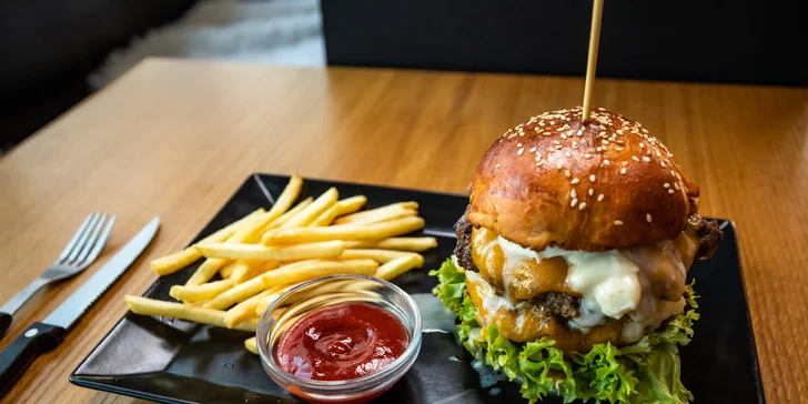 Burgery podľa domácej receptúry s hranolčekmi a omáčkou - bezkontaktný výdaj!