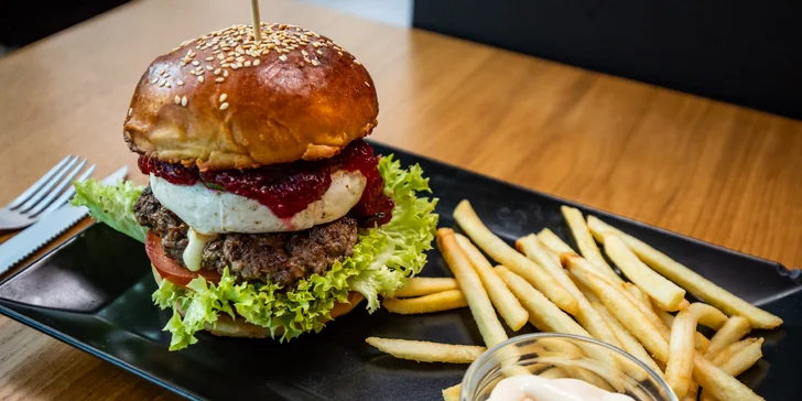 Burgery podľa domácej receptúry s hranolčekmi a omáčkou - bezkontaktný výdaj!