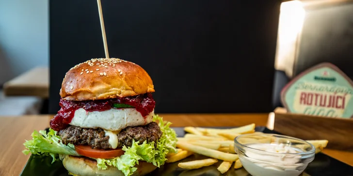 Burgery podľa domácej receptúry s hranolčekmi a omáčkou - bezkontaktný výdaj!