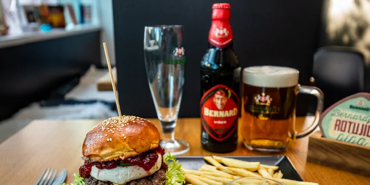 Burgery podľa domácej receptúry s hranolčekmi a omáčkou - bezkontaktný výdaj!