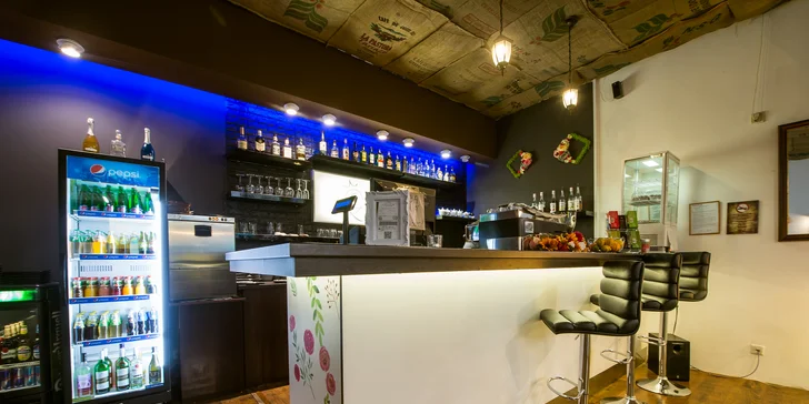 Lahodná torta či lávový koláč s kávou alebo horúci Cappy nápoj so škoricou a citrónom