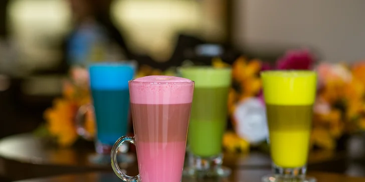 Lahodná káva s lávovým koláčom, tortou alebo chutnými palacinkami s nutellou
