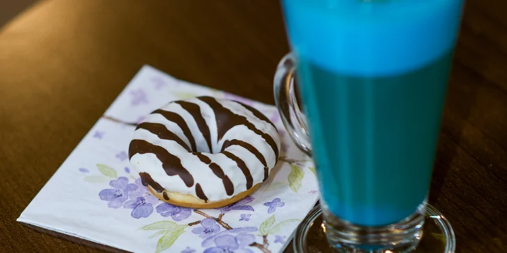Lahodná káva s lávovým koláčom, tortou alebo chutnými palacinkami s nutellou
