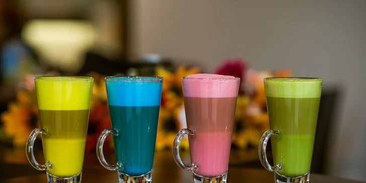 Lahodná torta či lávový koláč s kávou alebo horúci Cappy nápoj so škoricou a citrónom